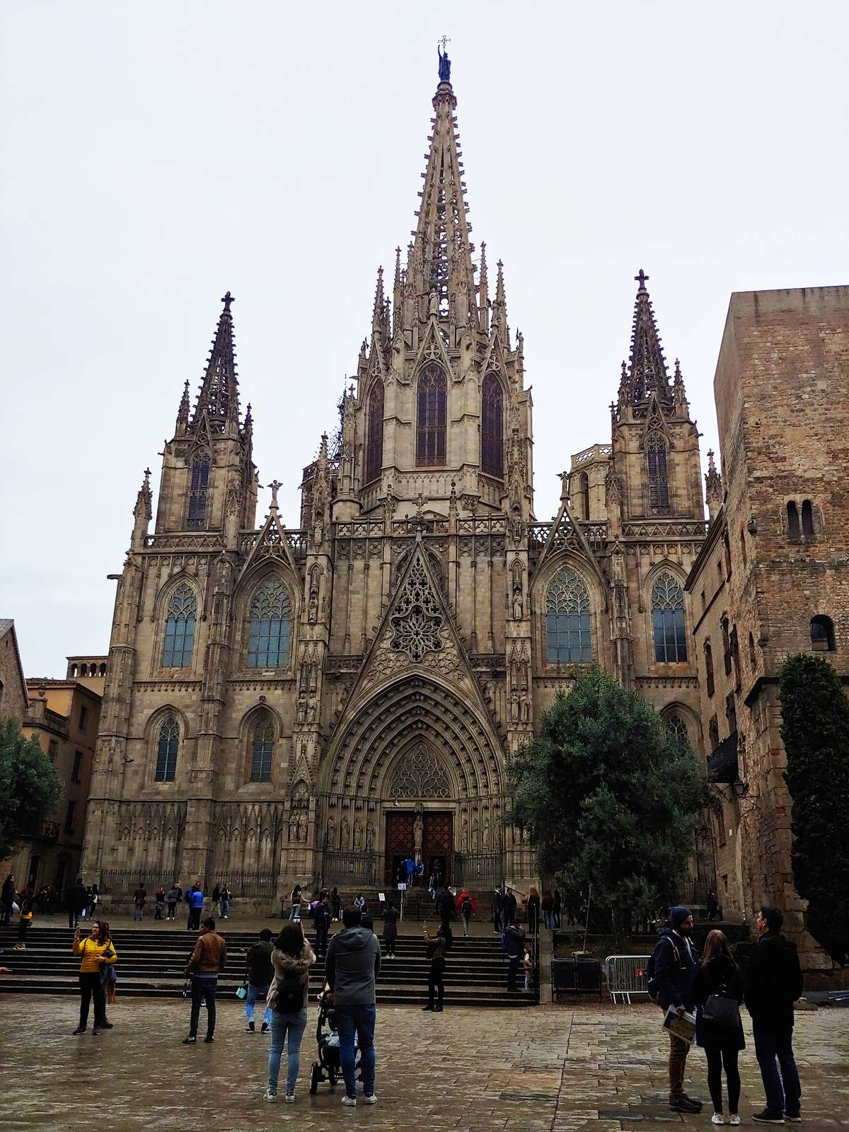 Façade de la cathédrale Sainte-Croix et Sainte-Eulalie, Barcelone, Espagne