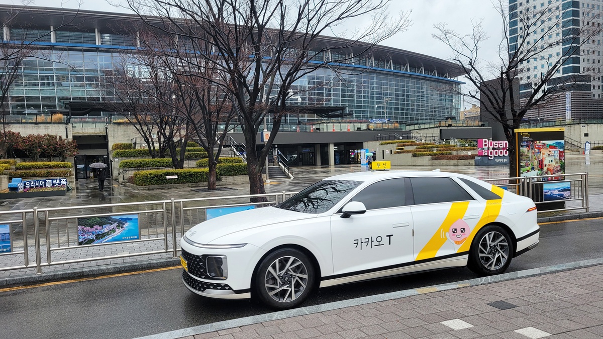 Taxi frente a la Estación de Busan, Corea del Sur