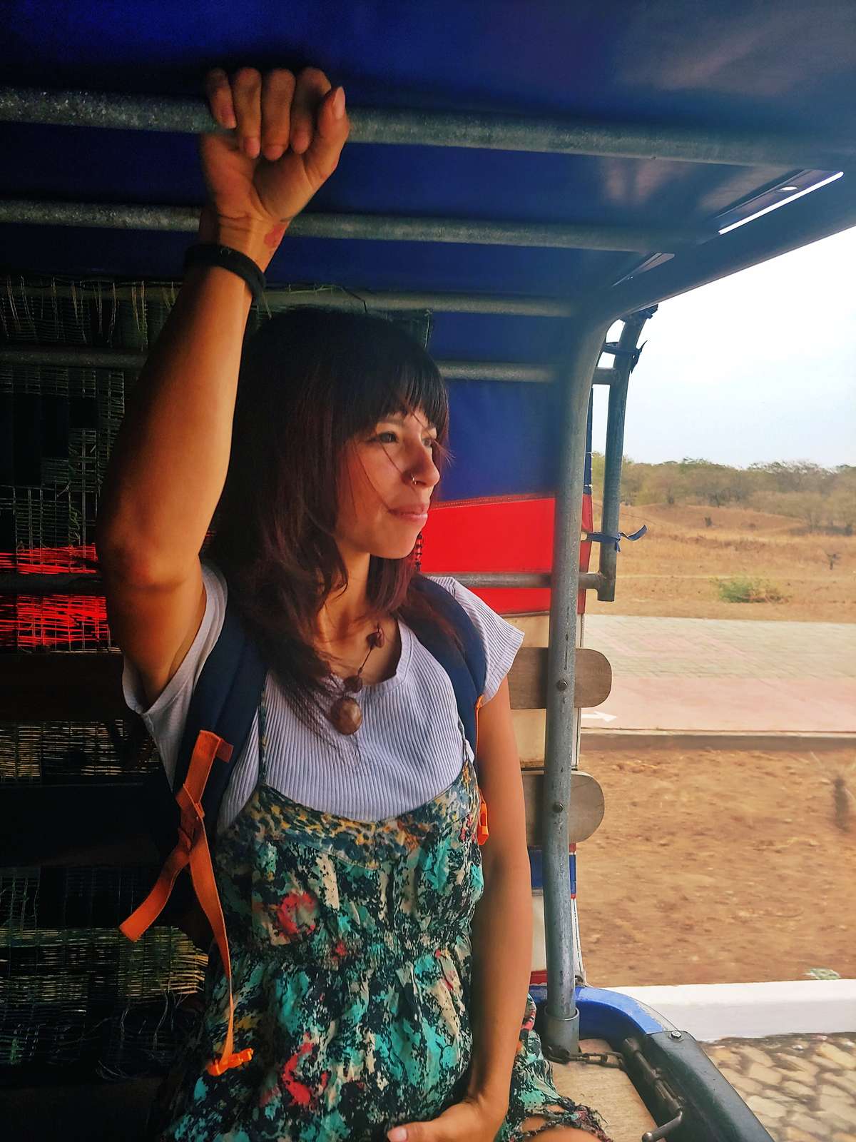 Touriste assise à l’arrière d’un Hilux en mouvement, utilisant ce transport local entre les villages de Santiago, Cap-Vert