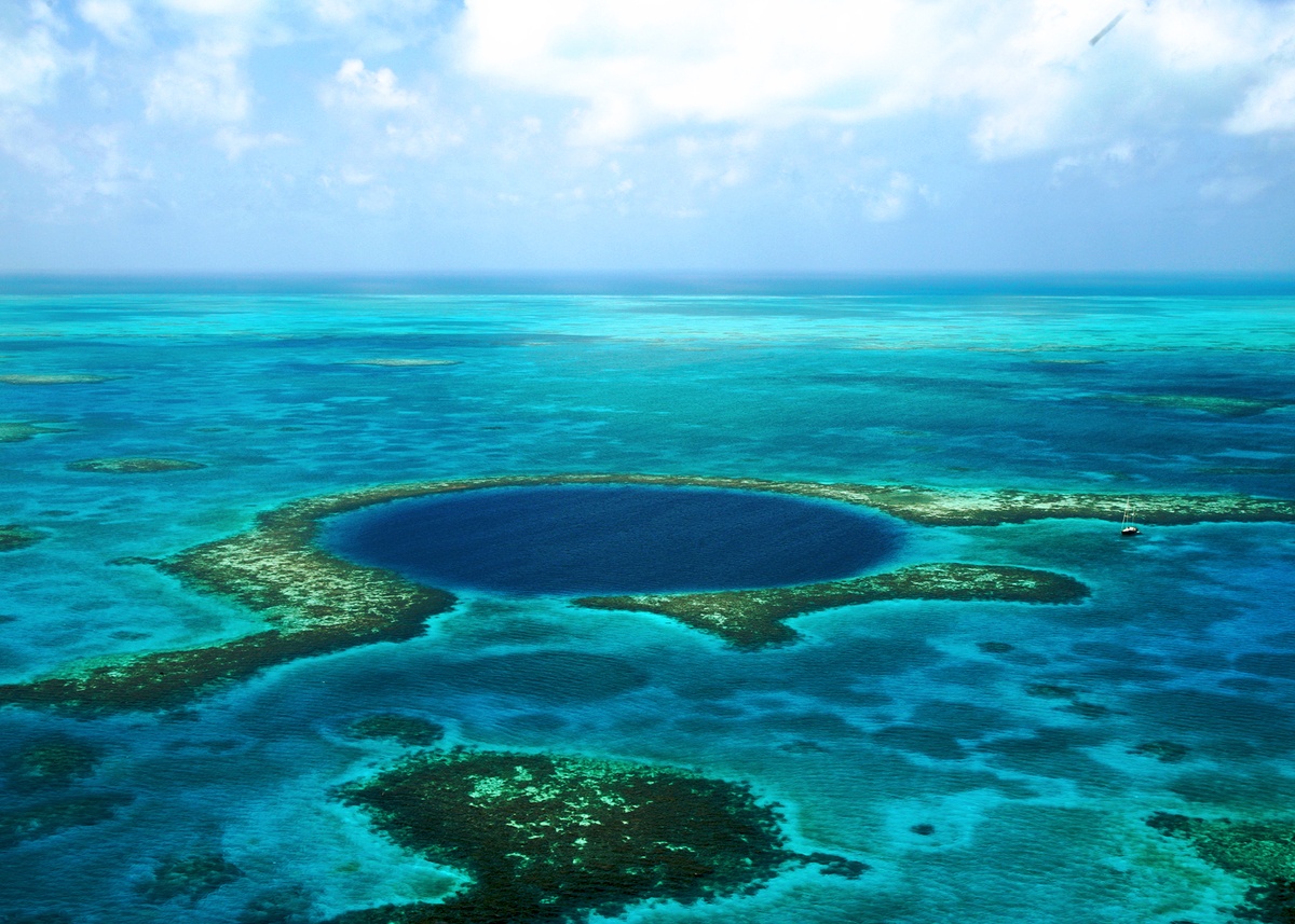 Vista aérea del Gran Agujero Azul, el icónico sumidero marino de Belice