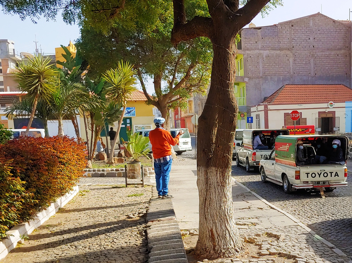Centro de Tarrafal con el parque Placa Tarrafal y una camioneta en la carretera