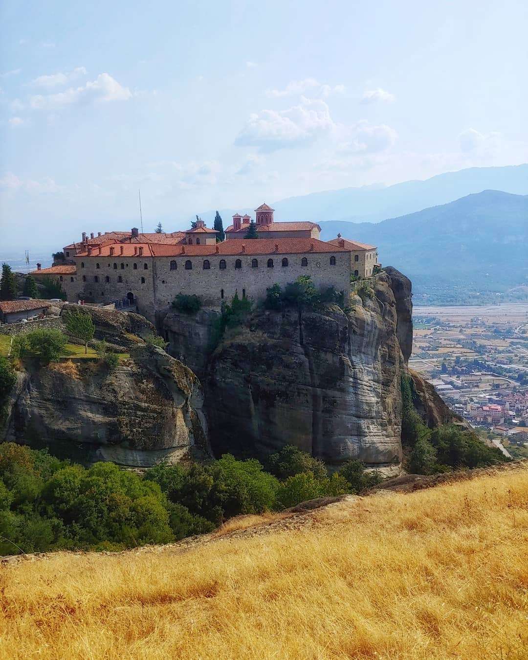 Monastère d'Agios Stephanos perché sur un rocher aux Météores en Grèce