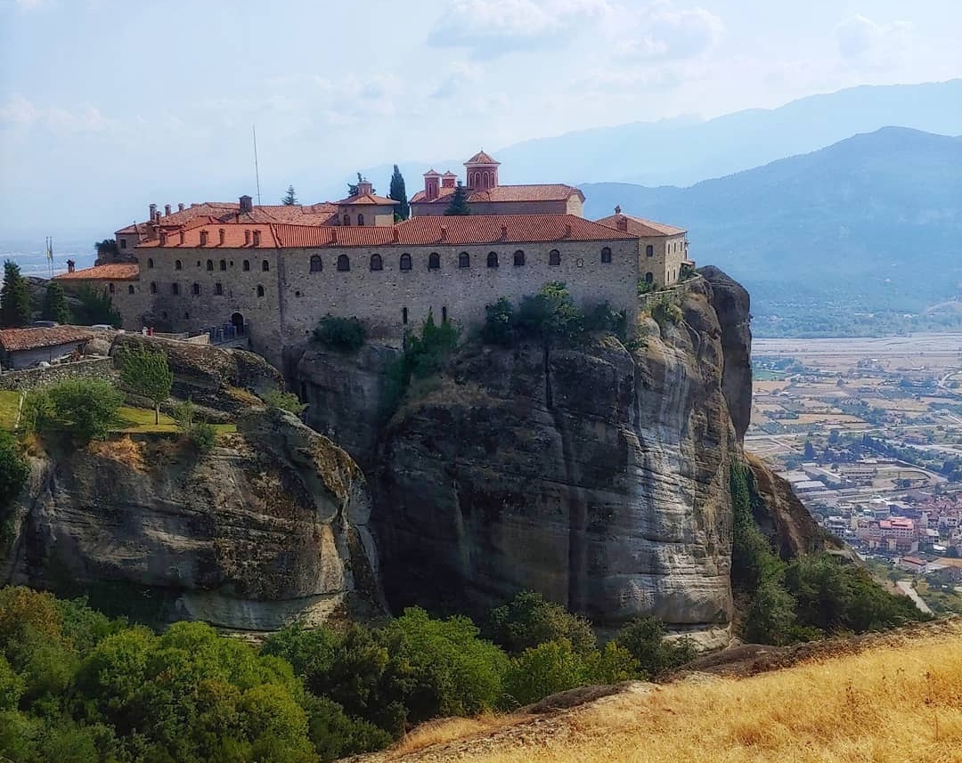 Monastère d'Agios Stephanos perché sur un rocher aux Météores en Grèce