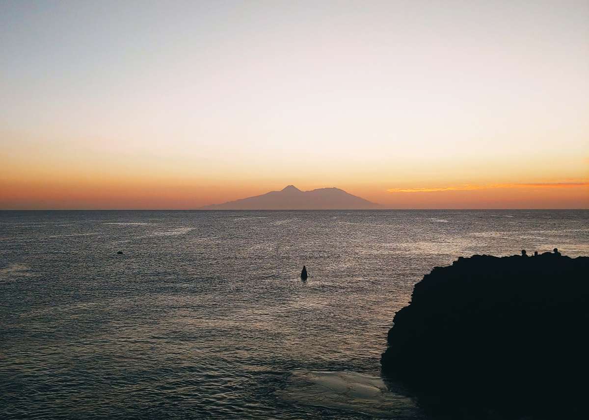 Coucher de soleil à Tarrafal avec vue sur l’océan et le volcan Fogo