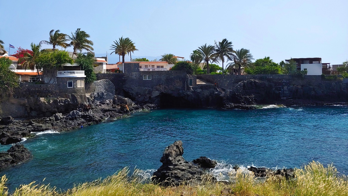 Aguas cristalinas en Ponta d’Atum cerca de King Fisher Village, Tarrafal