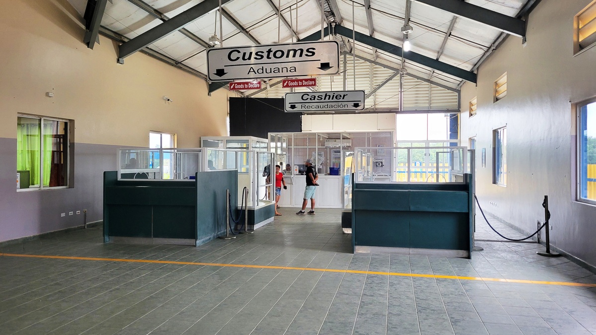 Bureau d’immigration à la frontière du Belize près de Chetumal, où les voyageurs font tamponner leur passeport et enregistrent leur véhicule