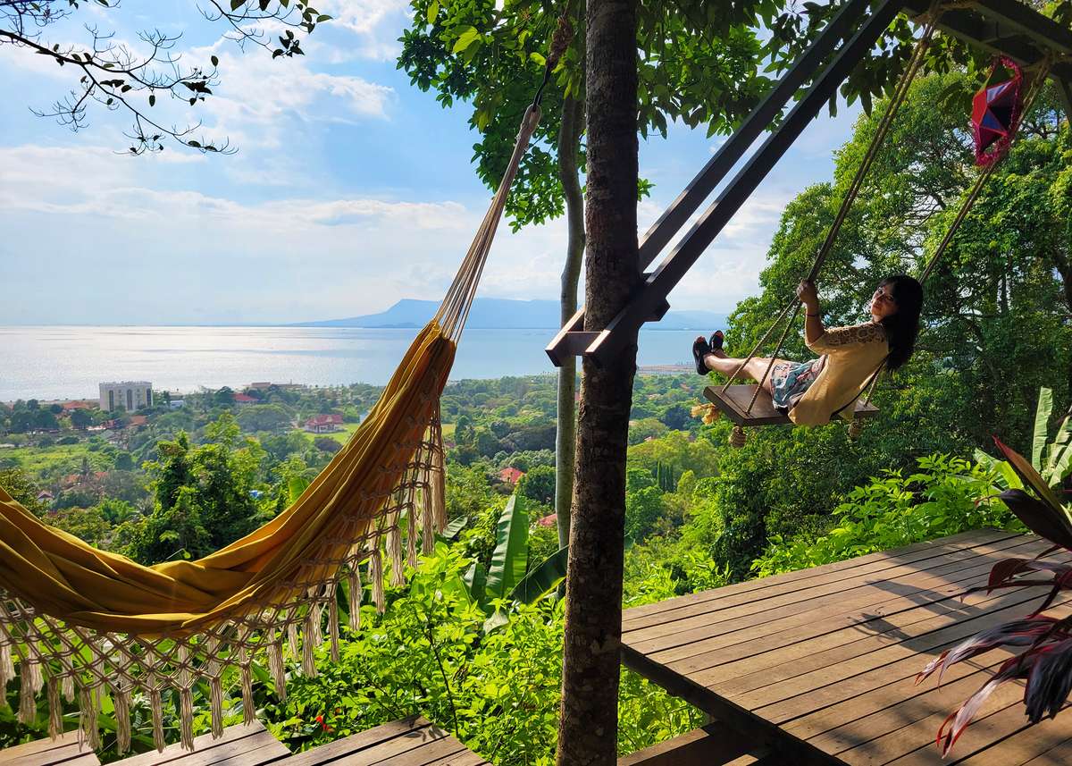 Vue sur la jungle et la mer depuis le Led Zep Café au parc national de Kep, Cambodge
