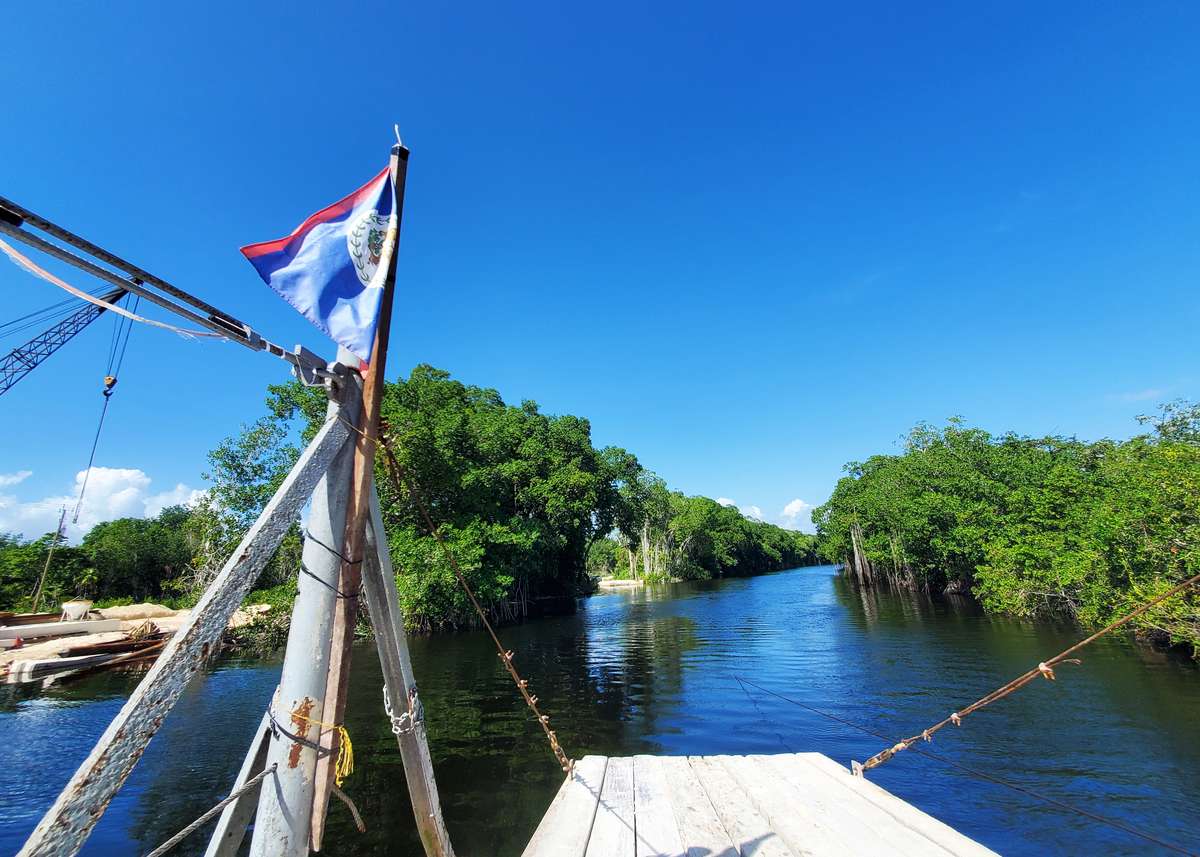 Cruce en ferry de cable sobre un río en Belice
