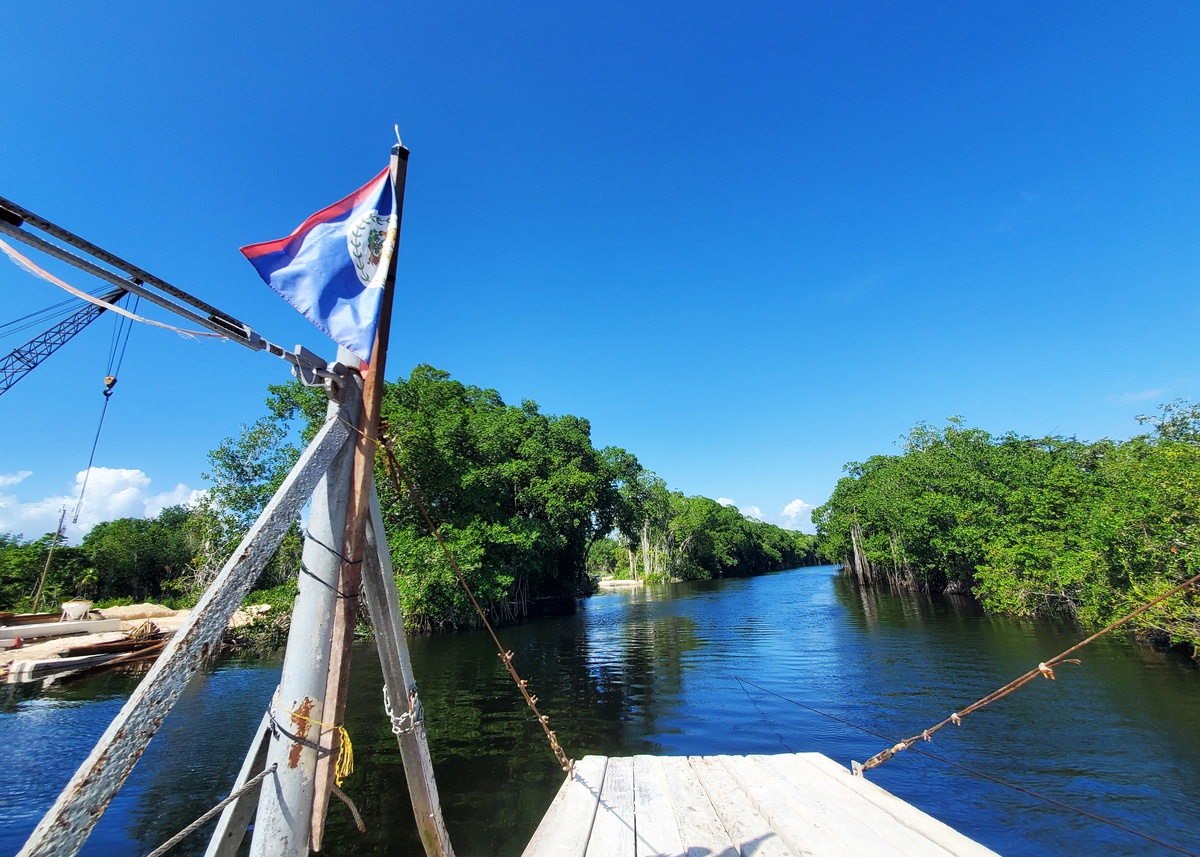 Traversée en ferry à câble sur une rivière au Belize