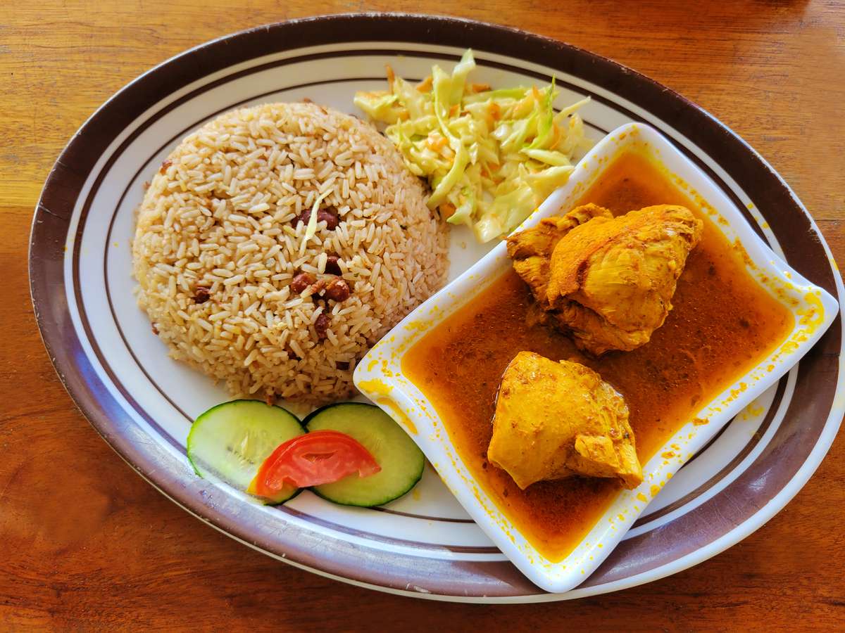 Plat typique de Belize : rice & beans avec ragoût de poulet