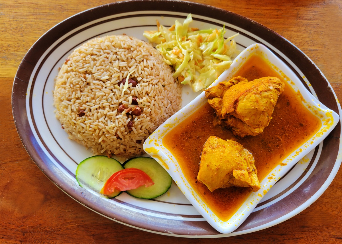Plat typique de Belize : rice & beans avec ragoût de poulet