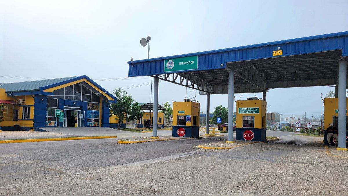 Poste de douane à la frontière du Belize près de Chetumal, où les véhicules et les bagages sont inspectés à l’entrée