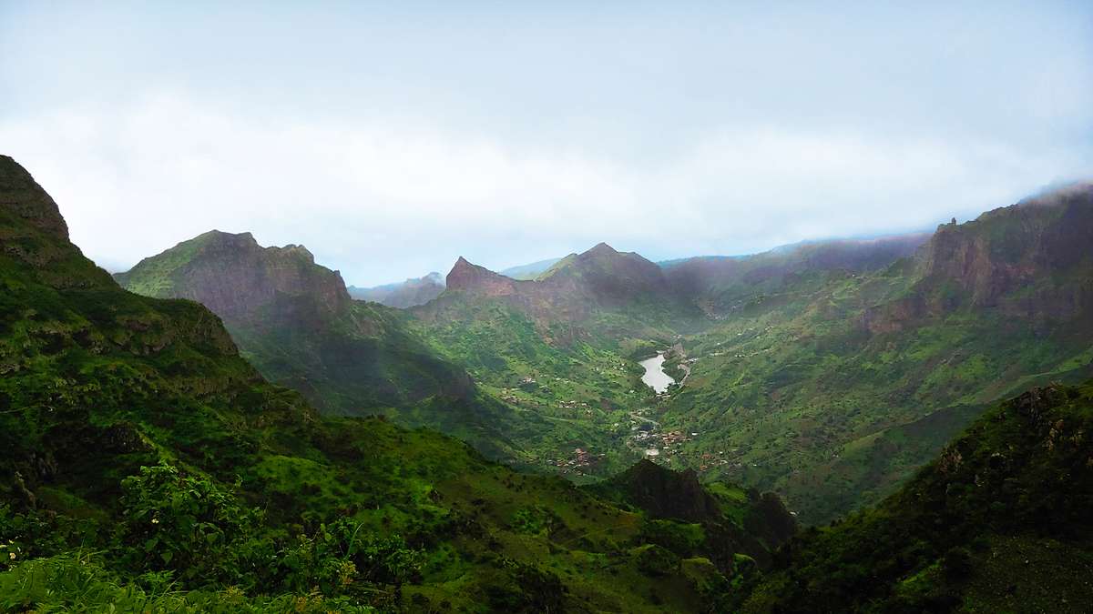Vallée de Principal et réservoir de Principal, Cap-Vert, dans la Serra Malagueta sur l'île de Santiago