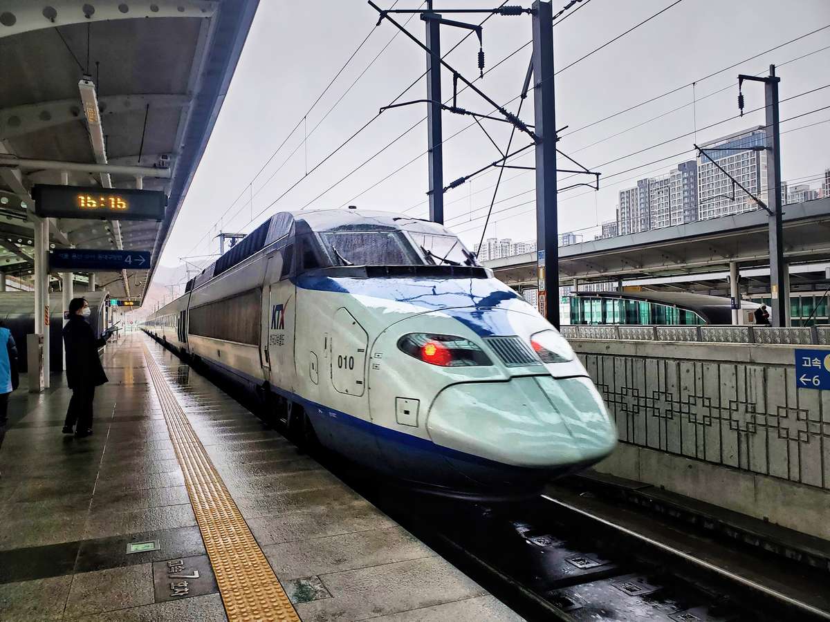 Train à grande vitesse KTX en gare en Corée du Sud