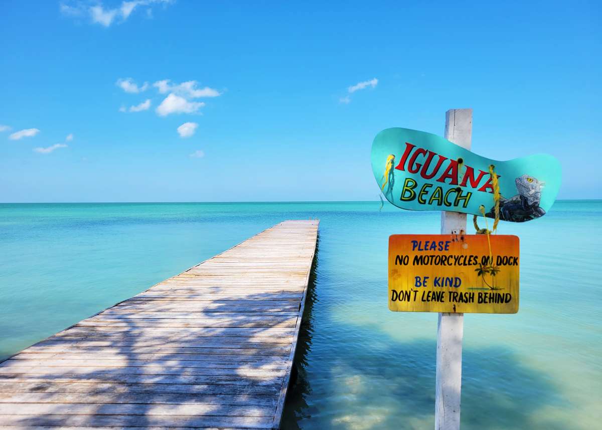 Le quai d'Iguana Beach, l'un des meilleurs endroits pour nager à Sarteneja, avec des eaux turquoise s'étendant à l'horizon.