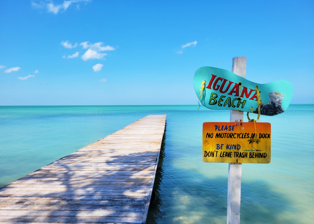 Le quai d'Iguana Beach, l'un des meilleurs endroits pour nager à Sarteneja, avec des eaux turquoise s'étendant à l'horizon.