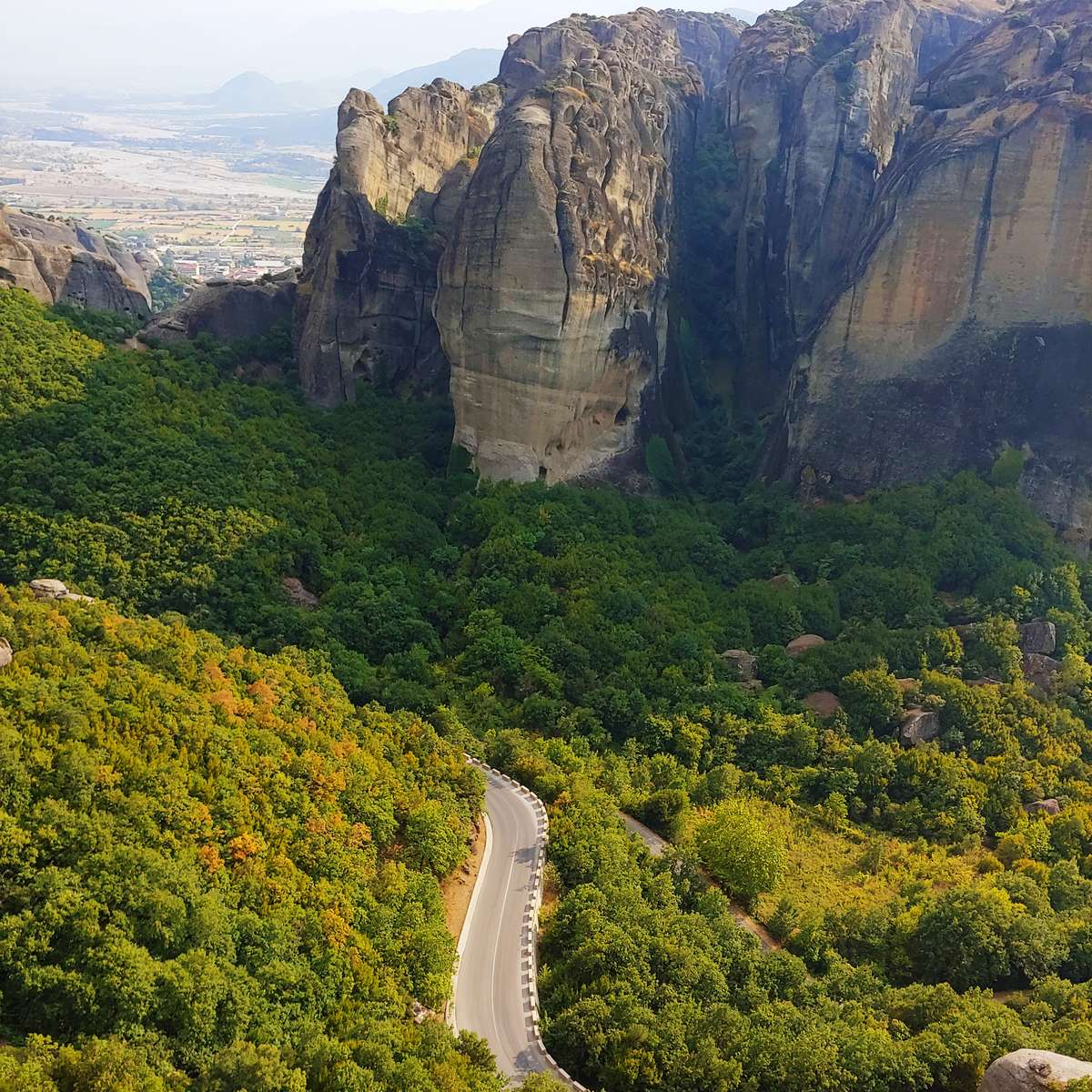 Route sinueuse des Météores en Grèce avec vue sur de grands rochers