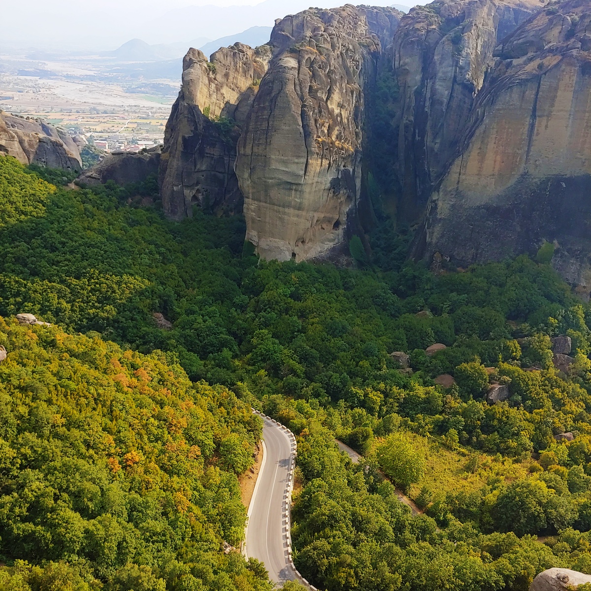 Route sinueuse des Météores en Grèce avec vue sur de grands rochers