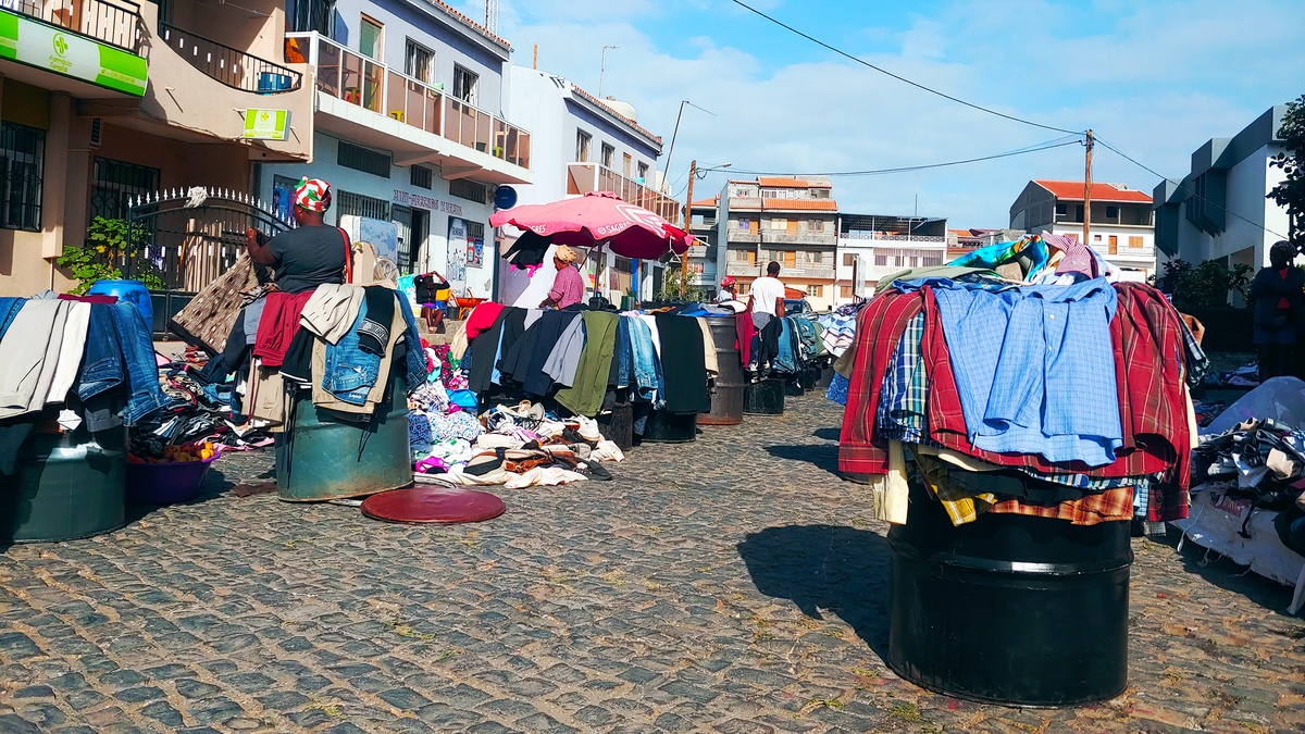 Mercado callejero en Tarrafal, Santiago, con ropa en venta