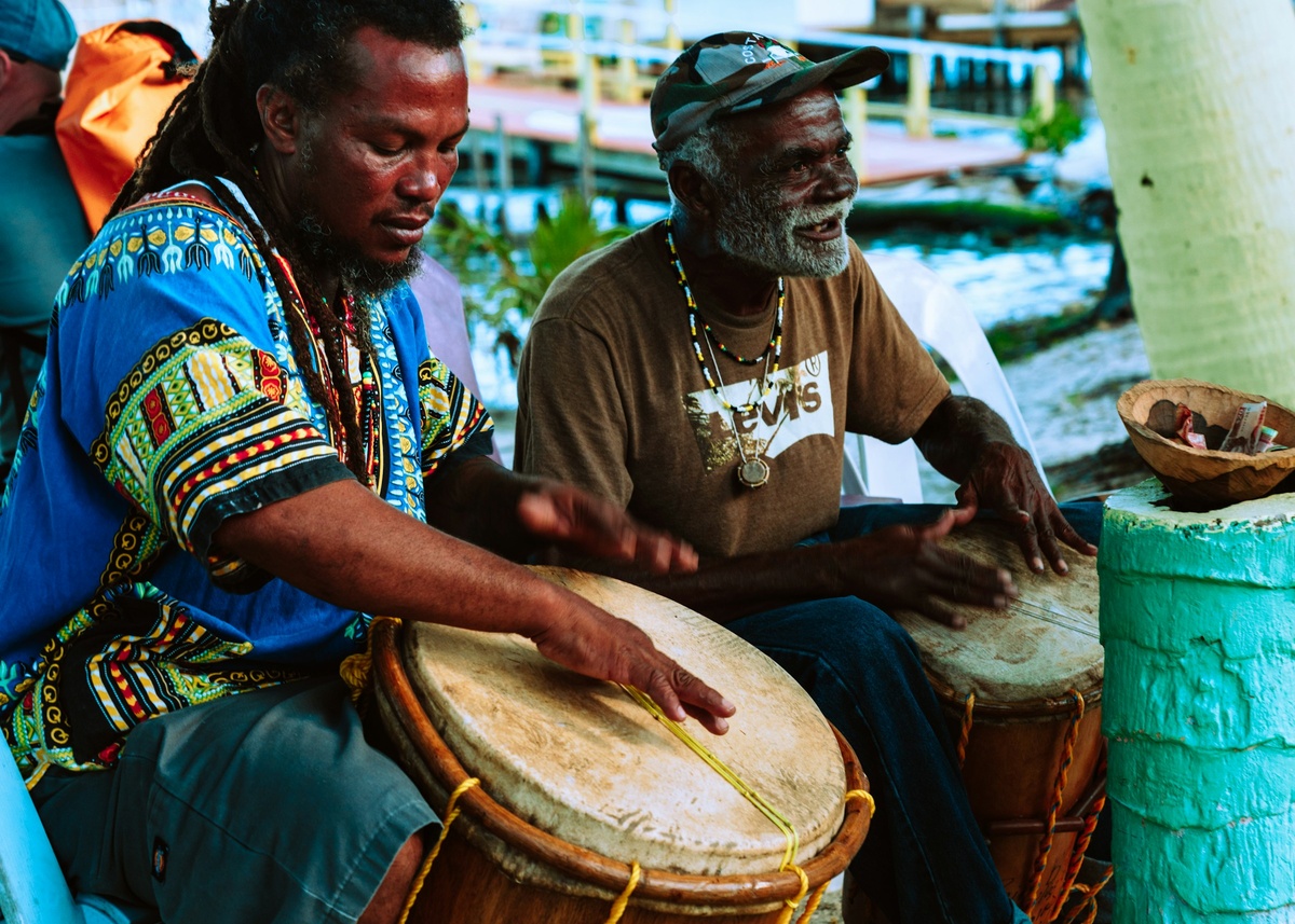 Dos beliceños tocando tambores garífunas, música afrocaribeña tradicional