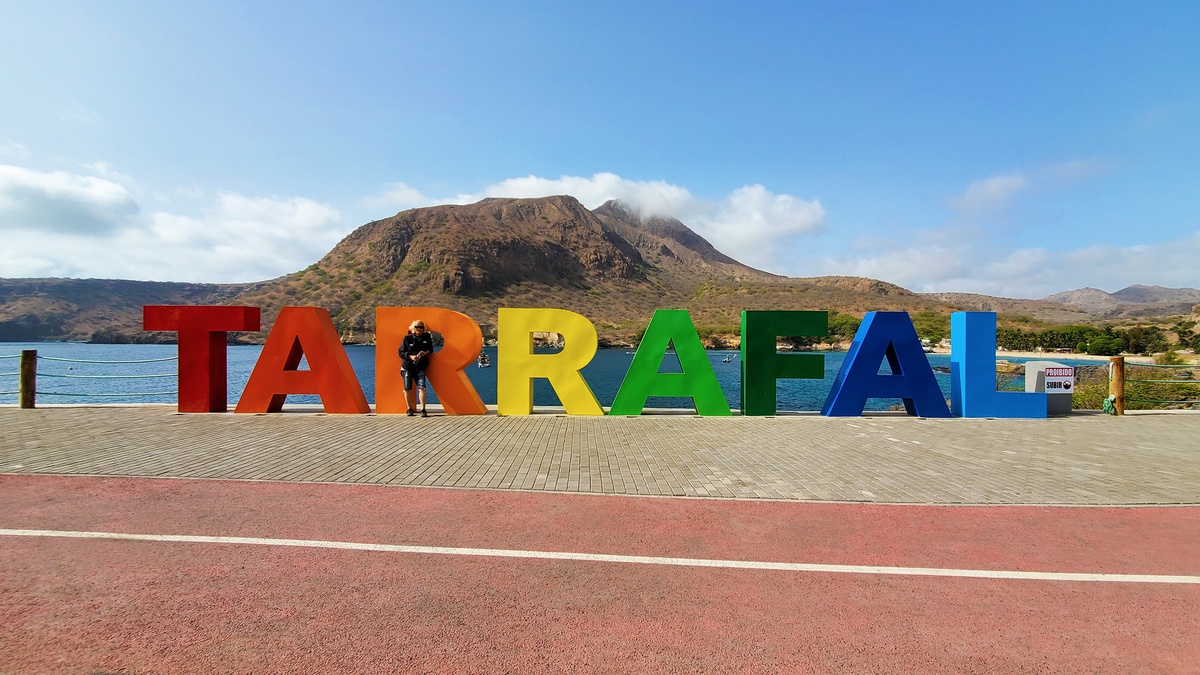 Letrero colorido de Tarrafal con vista a la bahía y al Monte Graciosa