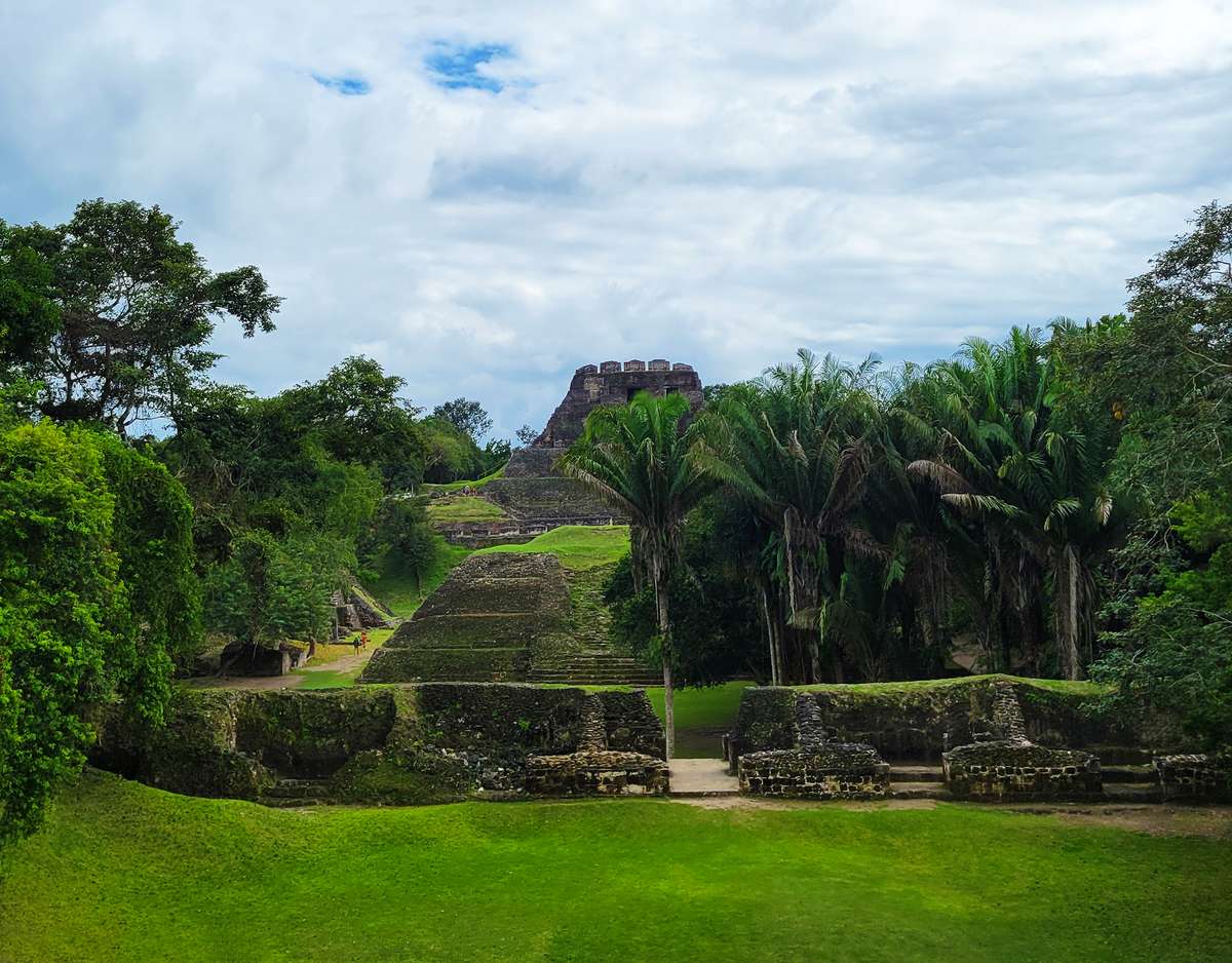 Pyramide maya d'El Castillo entourée de jungle sur le site archéologique de Xunantunich, Belize