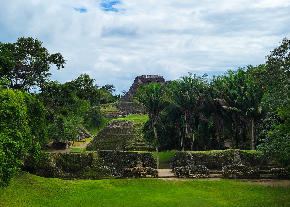 Pirámide maya El Castillo rodeada de selva en el sitio arqueológico de Xunantunich, Belice