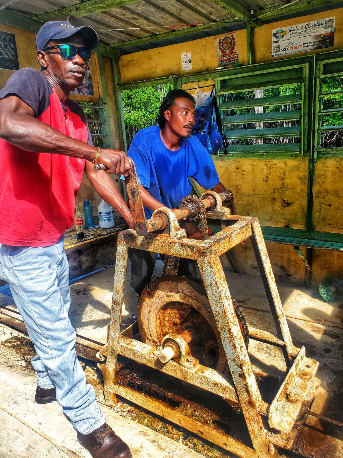 Ferry à câble au Belize avec deux passagers actionnant le mécanisme à manivelle