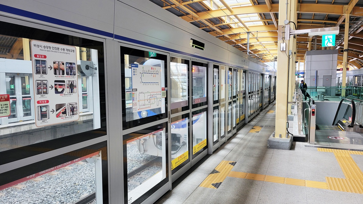 Puertas de pantalla en la plataforma de la estación de metro Dangnae en Busan, Corea del Sur