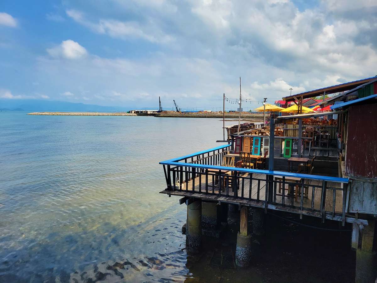 Terrasses de restaurants en bord de mer avec vue sur le golfe de Thaïlande, marché aux crabes Kep