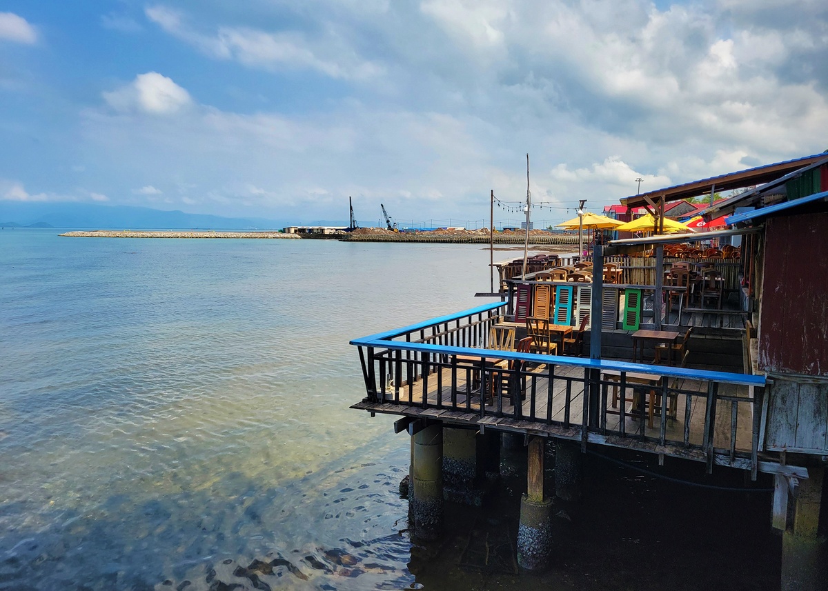 Seafront restaurants with a view of the Gulf of Thailand, Kep Crab Market