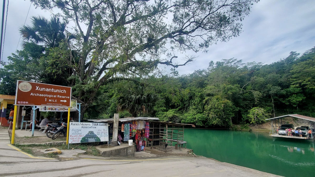Transbordador de cable accionado a mano en el río Mopan entre Benque y Xunantunich, Belice