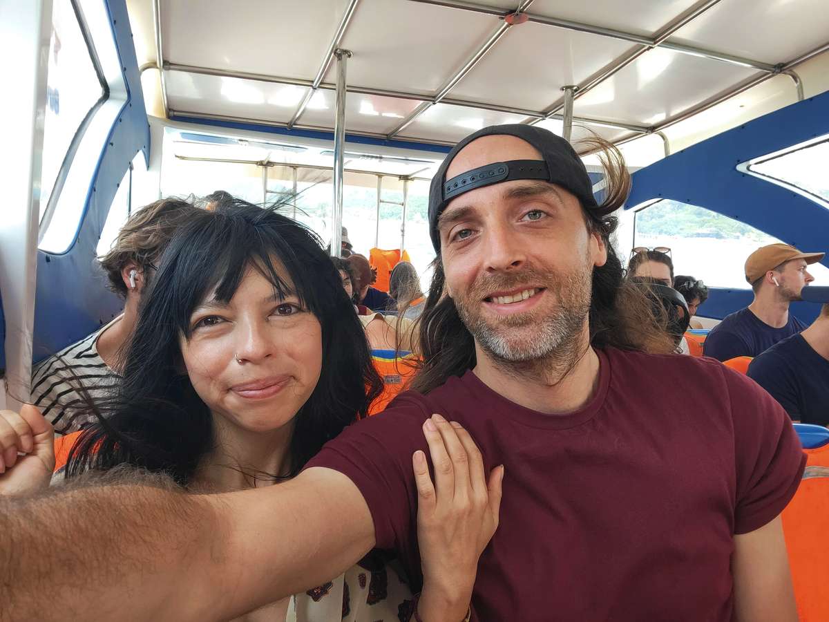 Maxime Boudrias et Ericka Cordero à bord du catamaran en route de Kampot vers Koh Rong, Cambodge