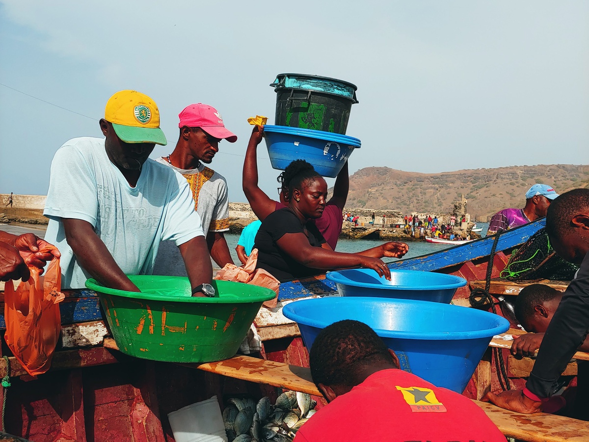 Barco pesquero en la playa de Tarrafal, Santiago, Cabo Verde