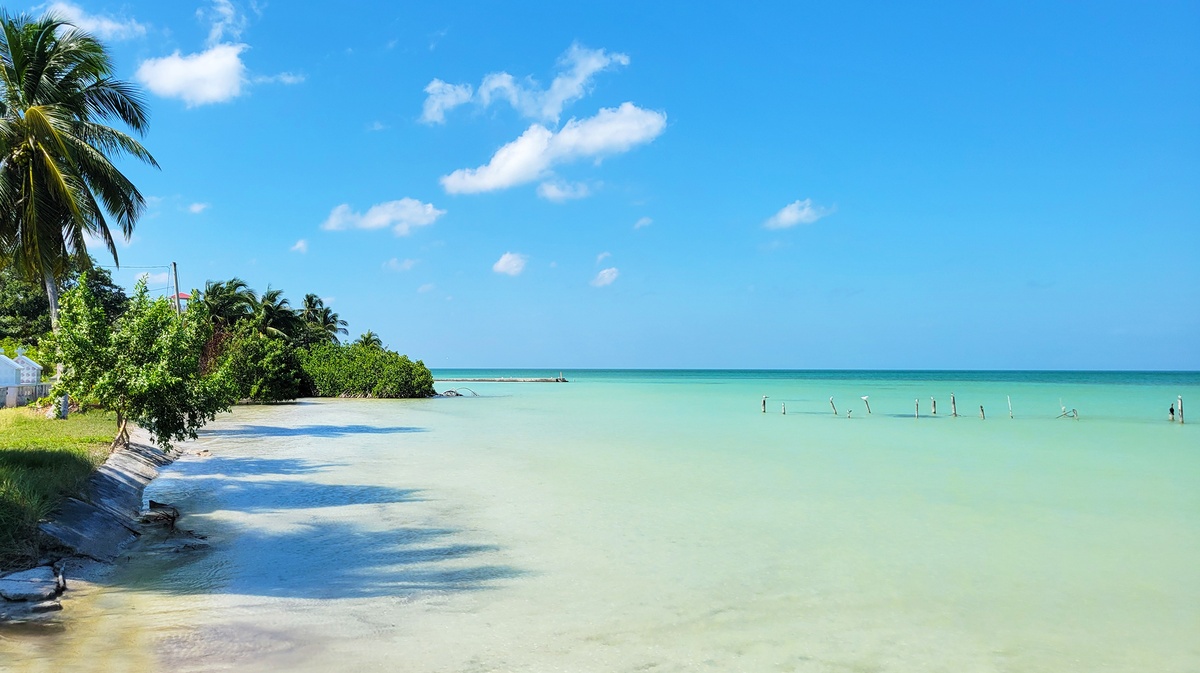 Bord de mer aux eaux turquoise à Sarteneja, Belize