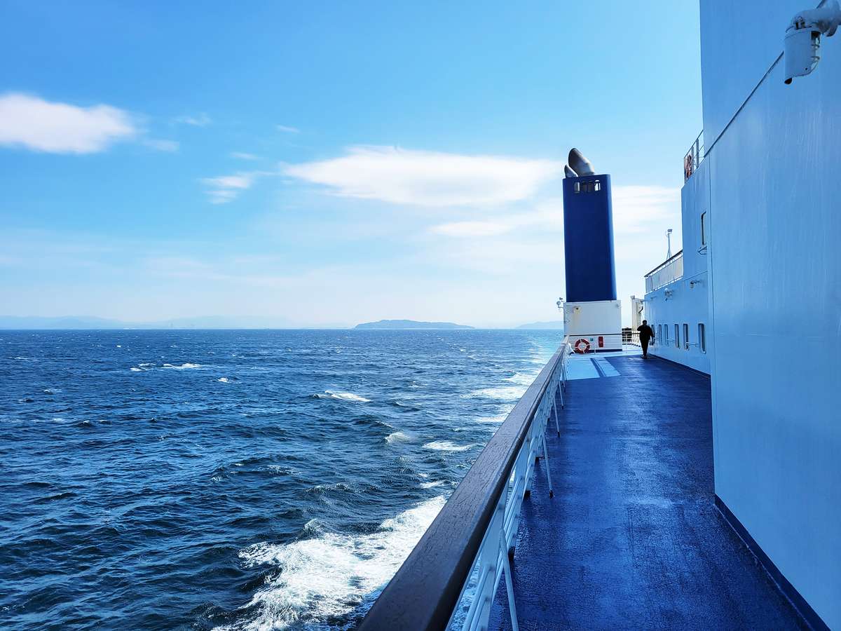 Pont extérieur du ferry Camellia Line avec vue sur la mer