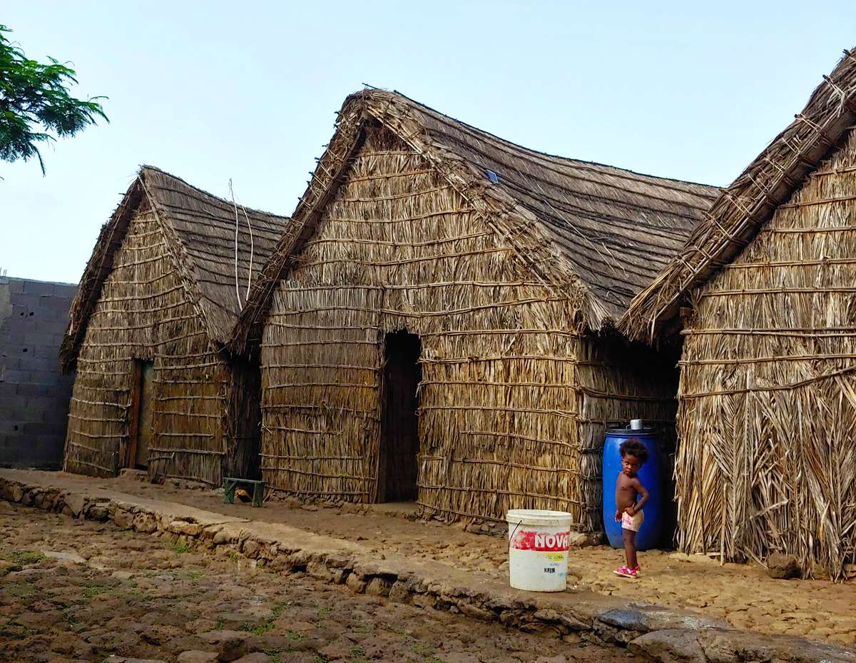Maisons en paille au village des rebelles de Los Rabelados, Cap-Vert, sur l'île de Santiago