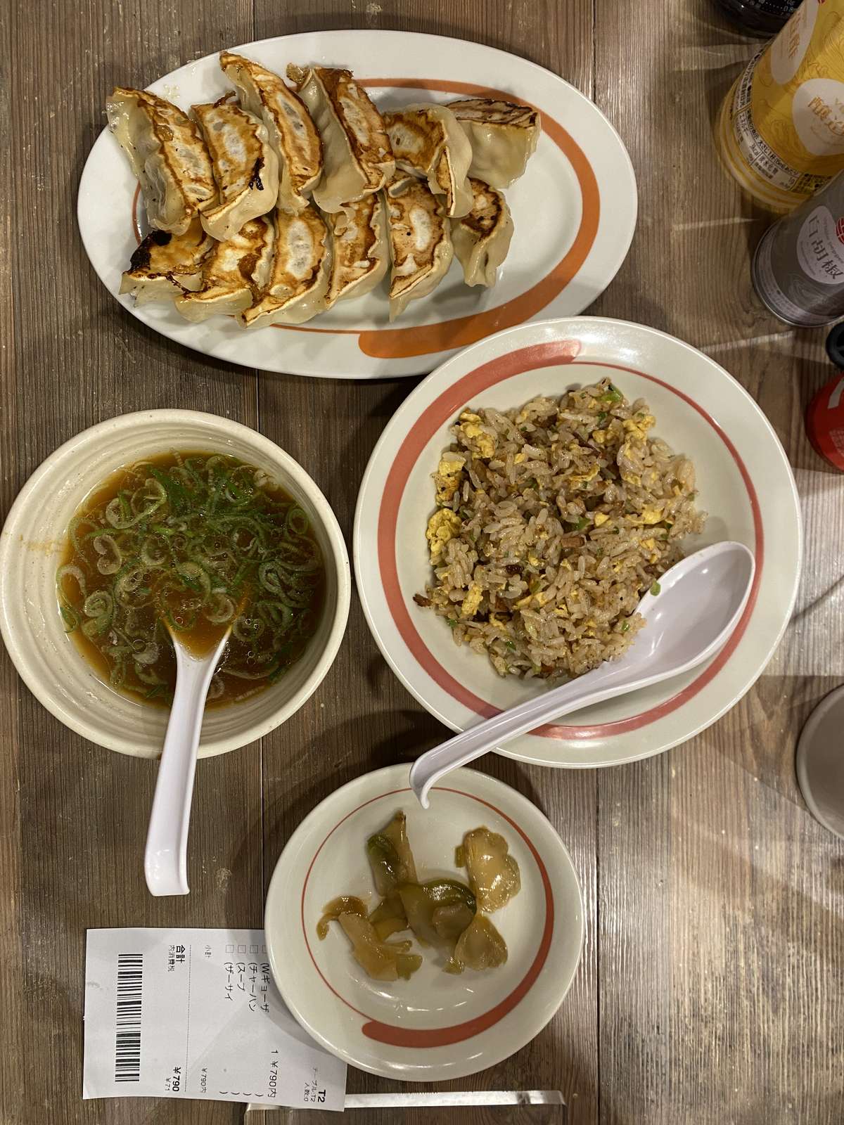 Repas japonais avec riz sauté, gyoza, soupe et légumes marinés