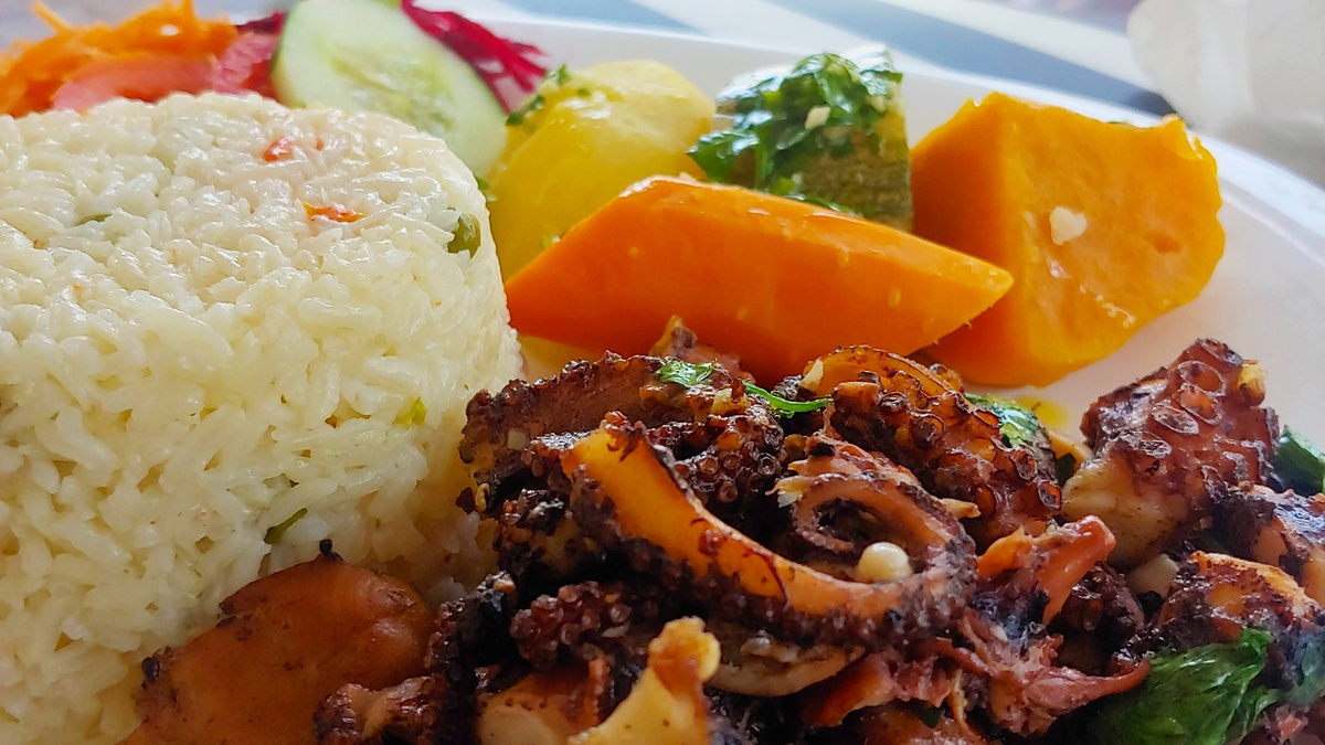 Plato de pulpo con verduras, ensalada fresca y arroz aromatizado, Cabo Verde