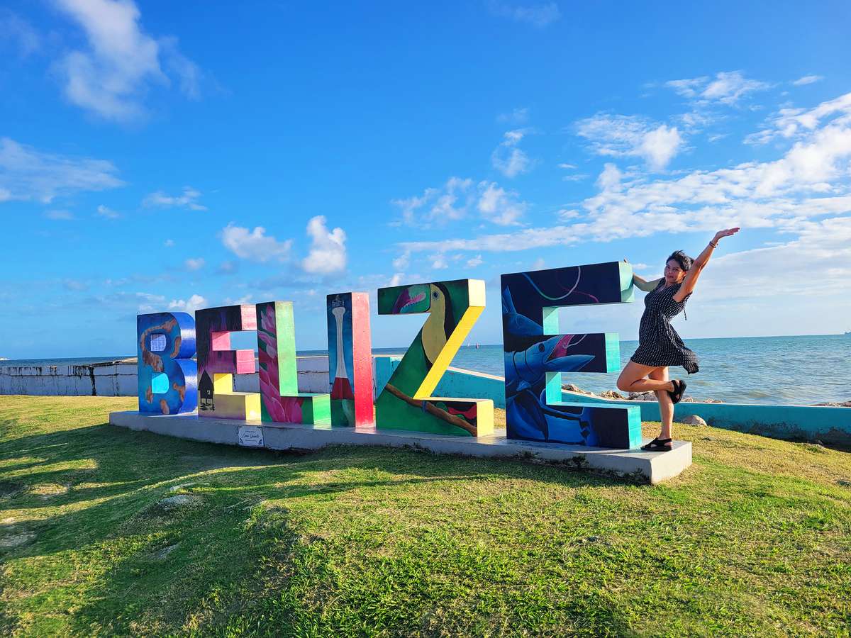 Signe coloré Belize à Belize City avec la mer des Caraïbes en arrière-plan