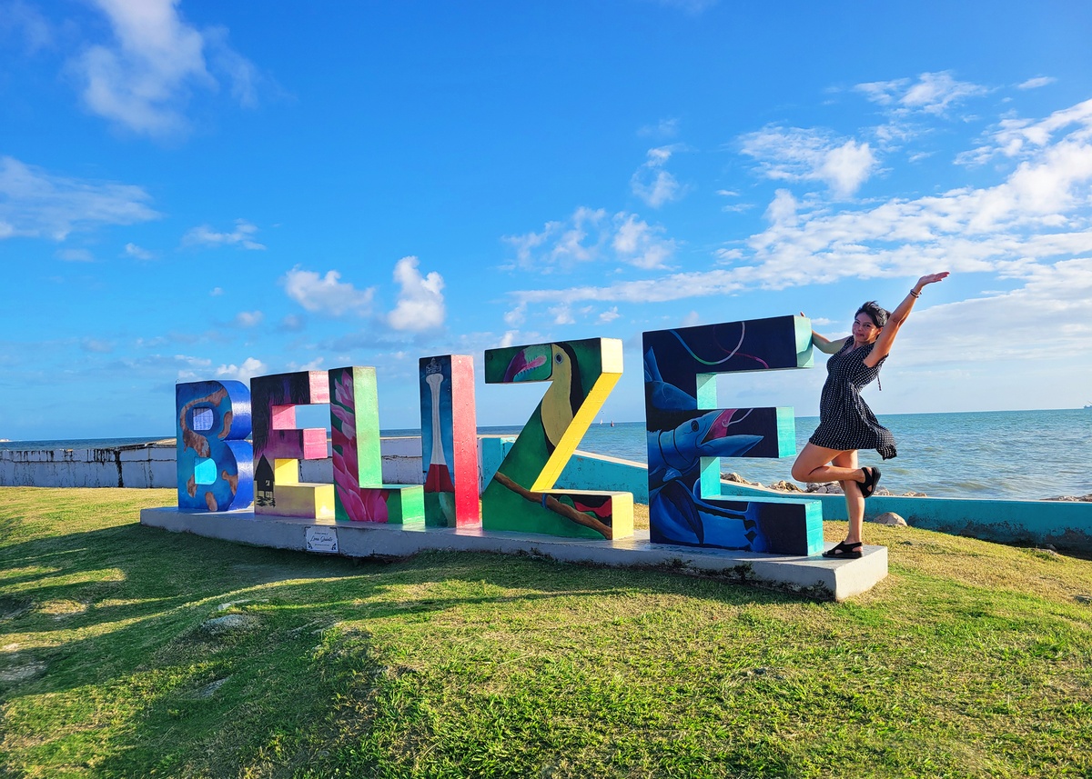 Letrero colorido de Belize en Belize City con el mar Caribe de fondo