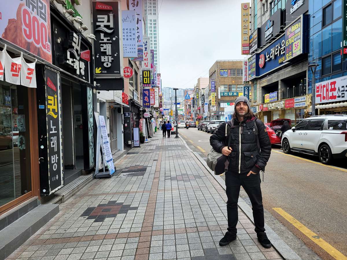 Homme posant sur la rue Gwangbok-ro à Busan, Corée du Sud