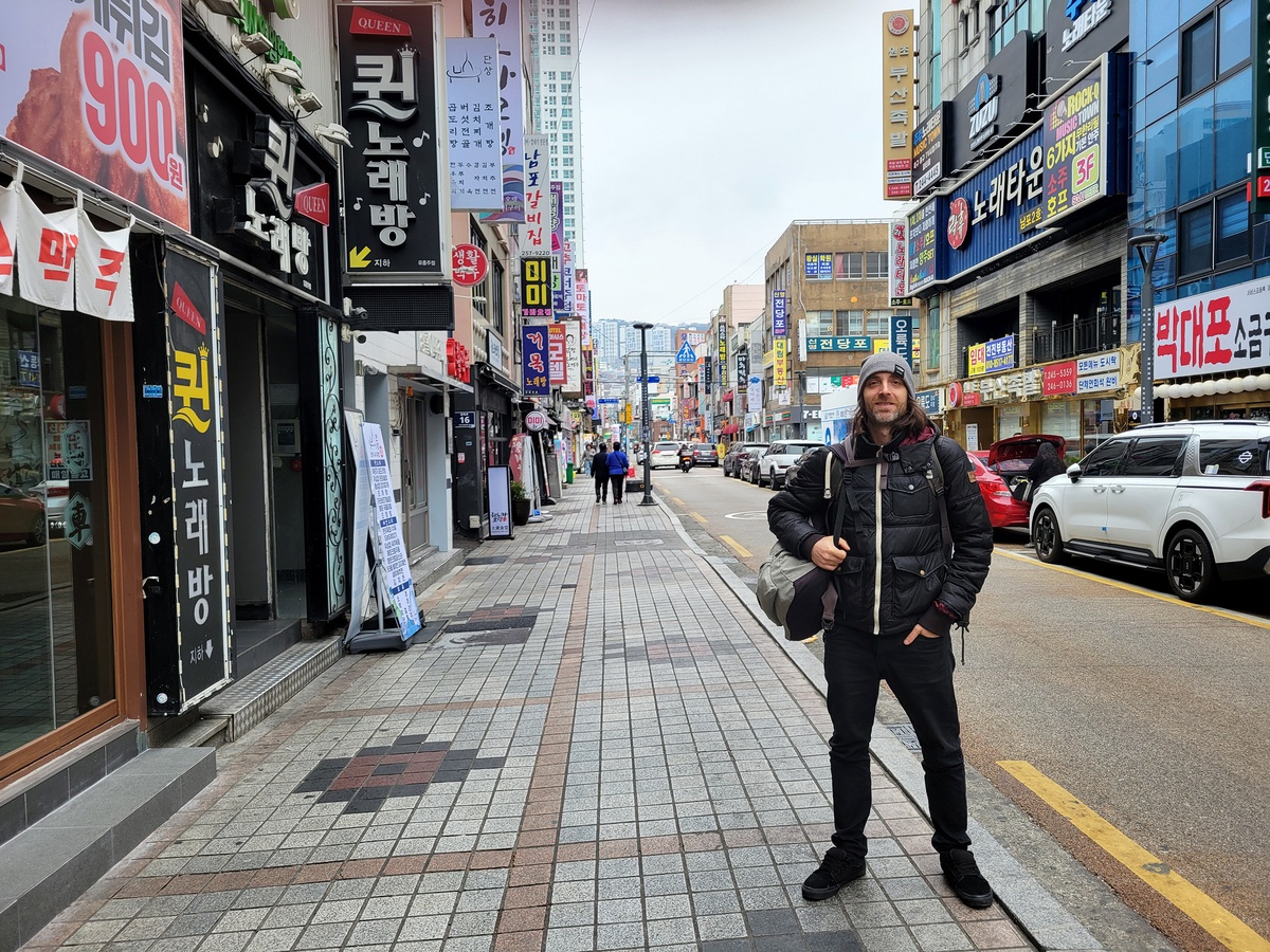 Hombre posando en la calle Gwangbok-ro en Busan, Corea del Sur